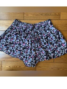 AE Flowy High-waisted Floral Shorts